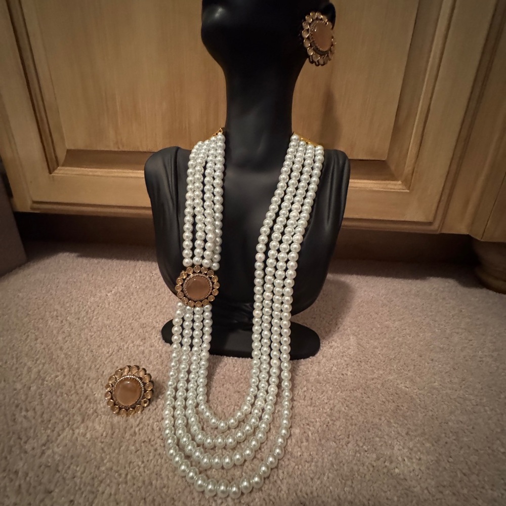 Luxurious Pearl and Gold Necklace Set